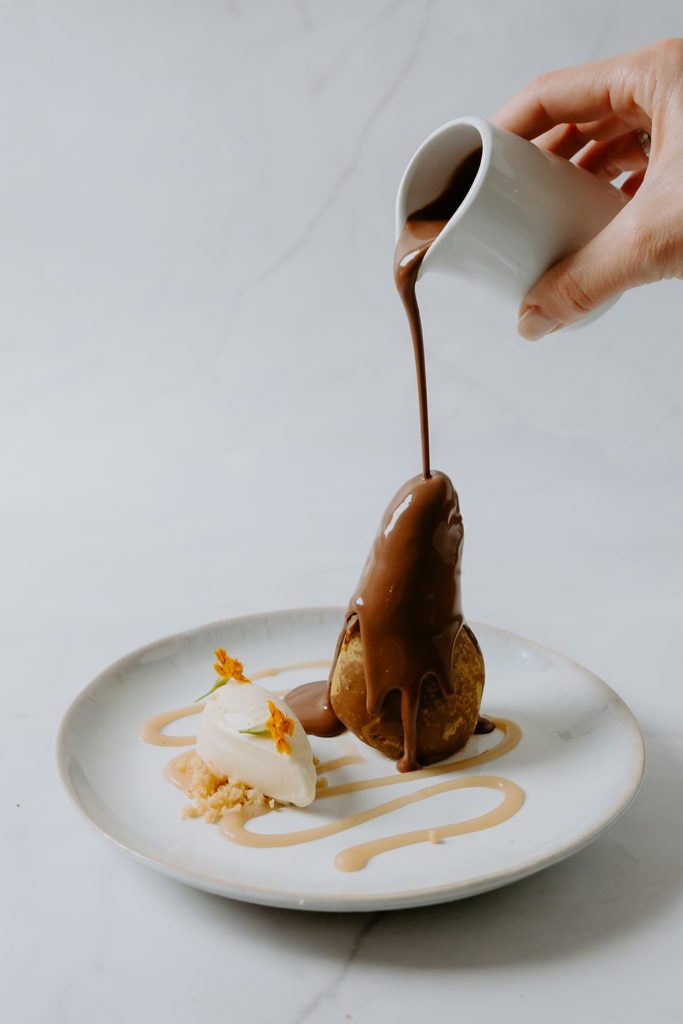 dessert poire au chocolat Photographie culinaire gastronomique biarritz